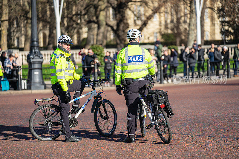 骑自行车的大都会警察