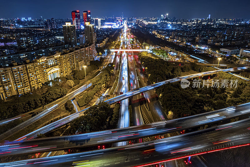 夜晚的城市公路