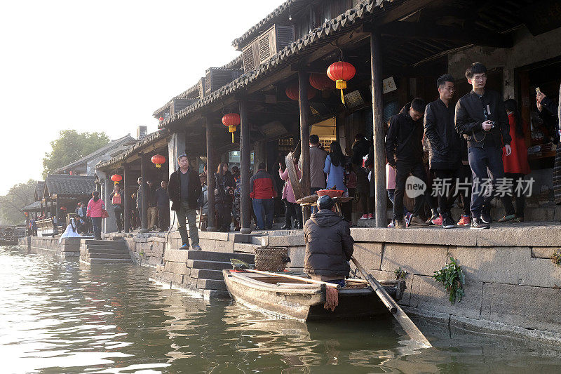 中国浙江省西塘镇的水渠两旁的中国建筑和建筑