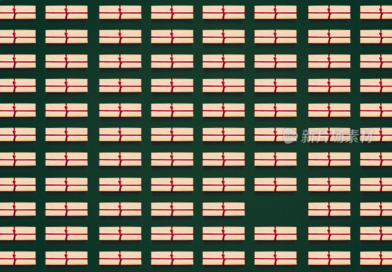许多相同的圣诞礼物在绿色背景上的俯视图