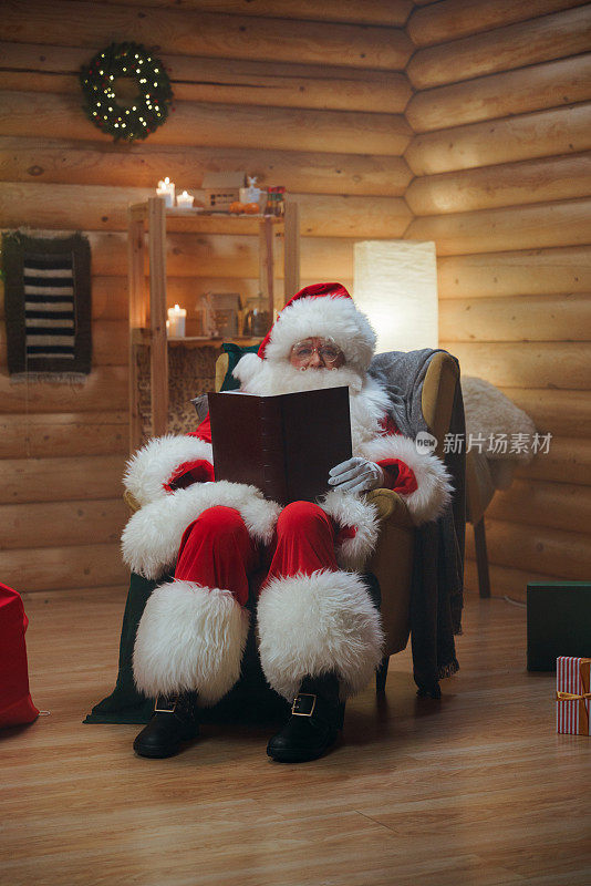 圣诞老人坐在椅子上看书