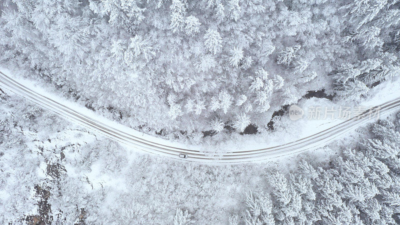 汽车在冬天的乡村道路上行驶