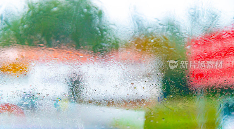 雨滴落在玻璃窗上，带着美丽的散景