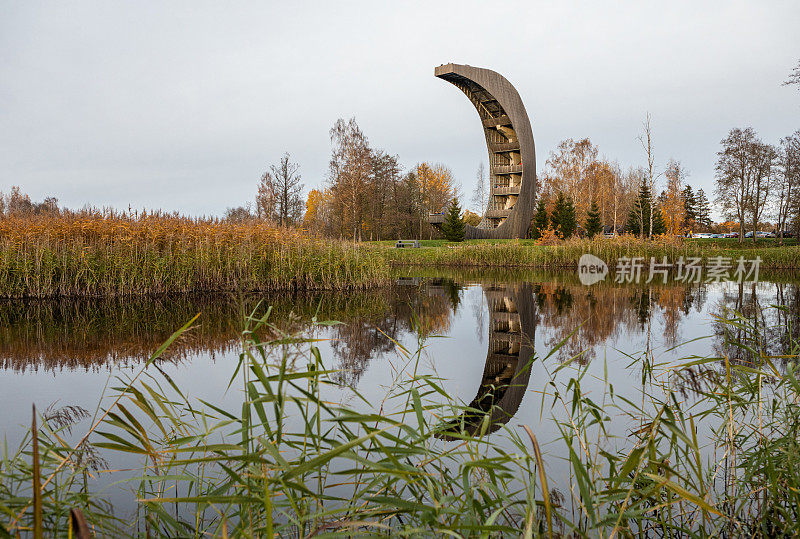 立陶宛Kirkilai湖公园的标志性月亮形状的瞭望塔是秋天的风景