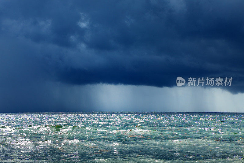 闪亮的海景，乌云密布，热带多雨的天气