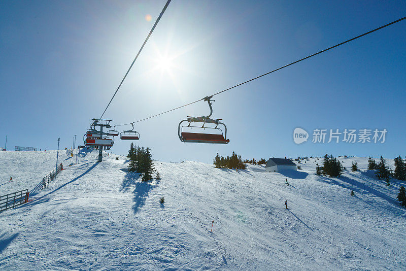 波斯尼亚和黑塞哥维那Jahorina滑雪场的滑雪缆车上的滑雪者