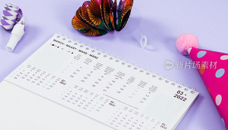桌面纸日历为2022年3月与生日设置在浅丁香色背景