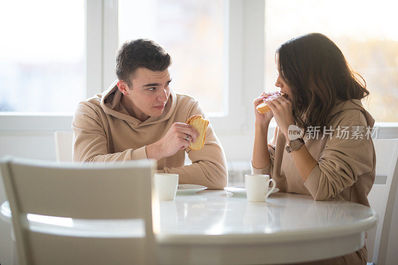 一对年轻夫妇在一起吃早餐