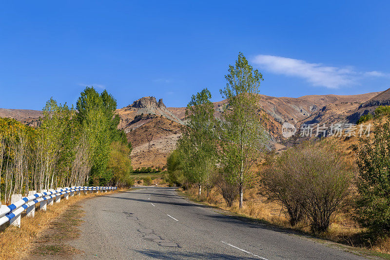 亚美尼亚山区的公路