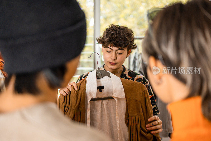 三个年轻女人在一家服装店