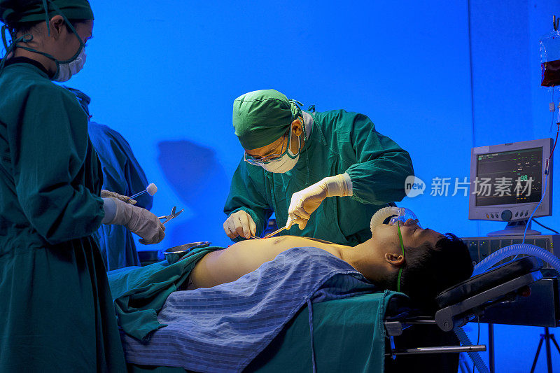 医生在手术室给病人做手术。