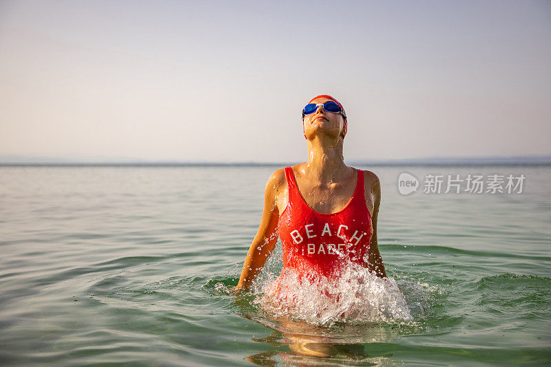 年轻的白种女人从海里出来