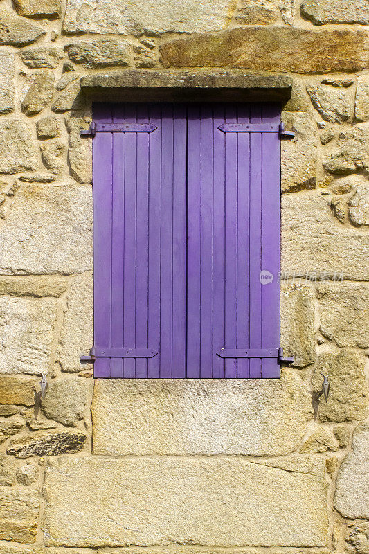 老房子的窗户，紧闭的紫色百叶窗，石墙。
