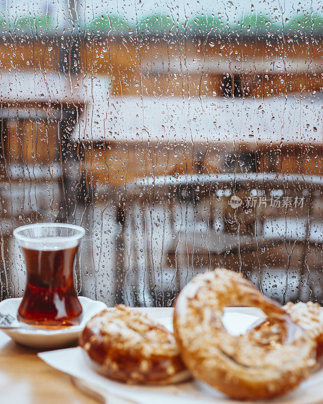 土耳其传统糕点和茶在传统的茶玻璃木板，土耳其传统糕点与奶酪，著名的烘焙产品，土耳其糕点和茶黑底