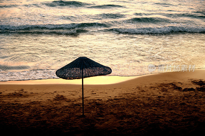 日落时的沙滩伞和沙滩