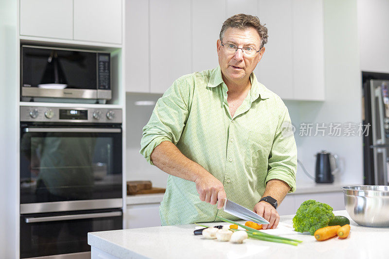 成熟男人准备健康食物