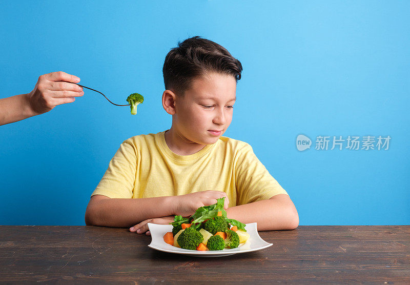 孩子对不得不吃蔬菜很不高兴