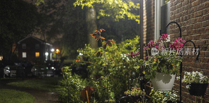 在居民区的夜晚下雨