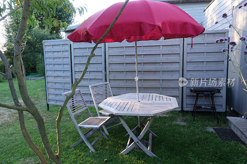 木制花园桌椅，配有花园阳伞桌椅