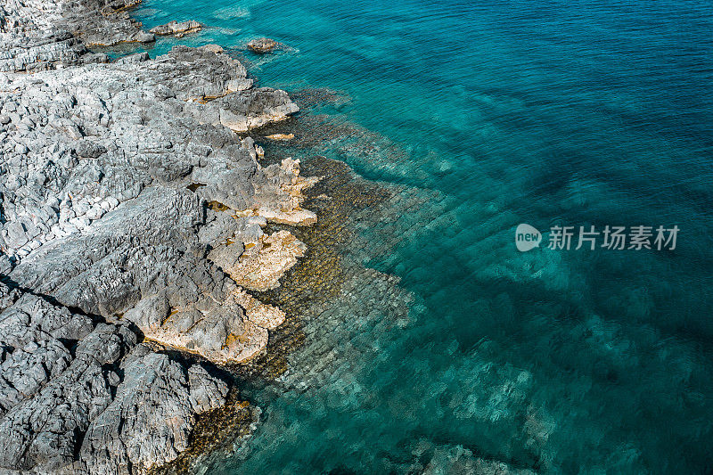 从无人机视角看到的亚得里亚海海岸的美丽风景