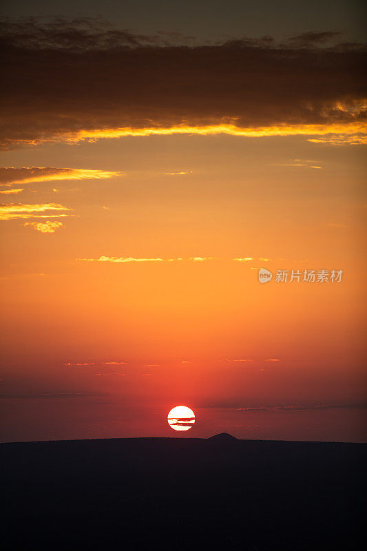 莫哈韦国家保护区地平线上的日落