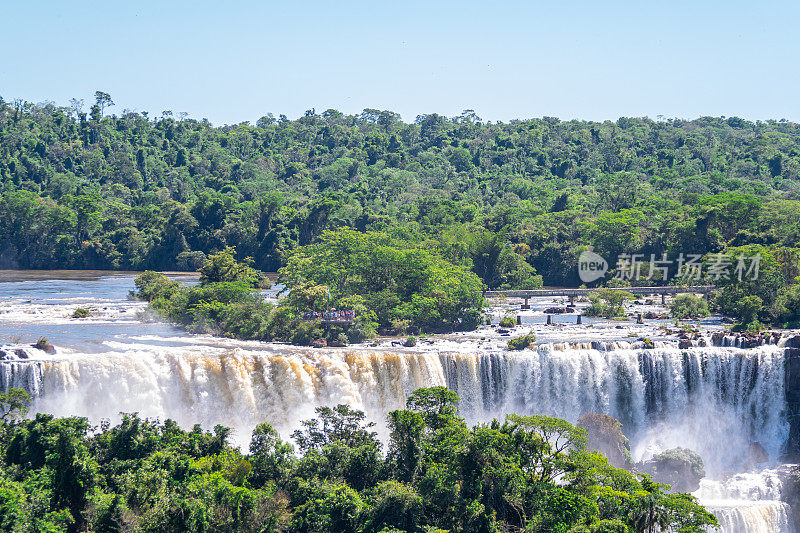 伊瓜苏瀑布是世界上最主要的瀑布之一，位于巴西和阿根廷之间