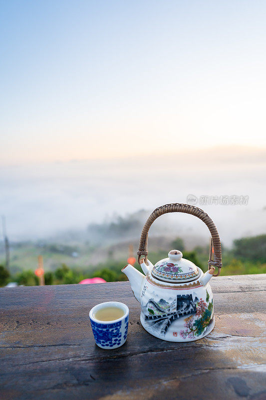 清晨热茶，伴着山中日出