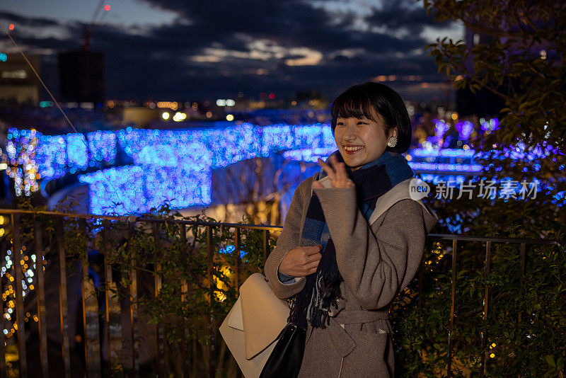 年轻女子在圣诞夜遇见某人并挥手致意