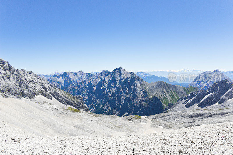 从德国最高的Zugspitze山看风景