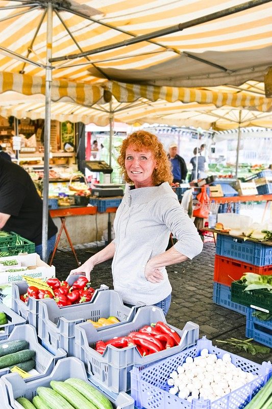 女蔬菜水果商在她的市场摊位