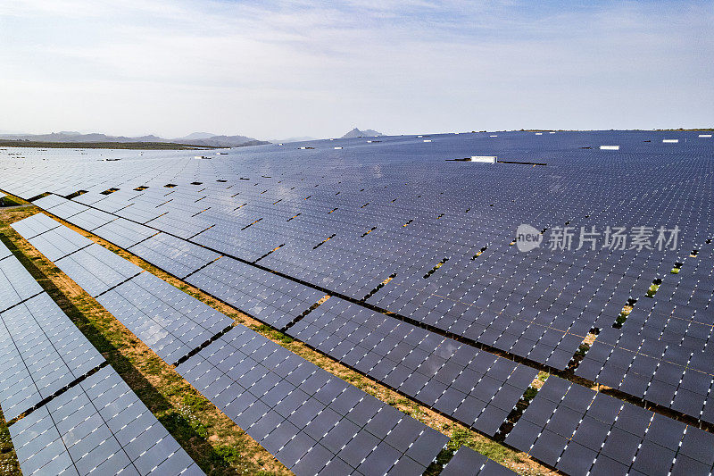 侧视图排太阳能电池板的太阳能工厂近距离