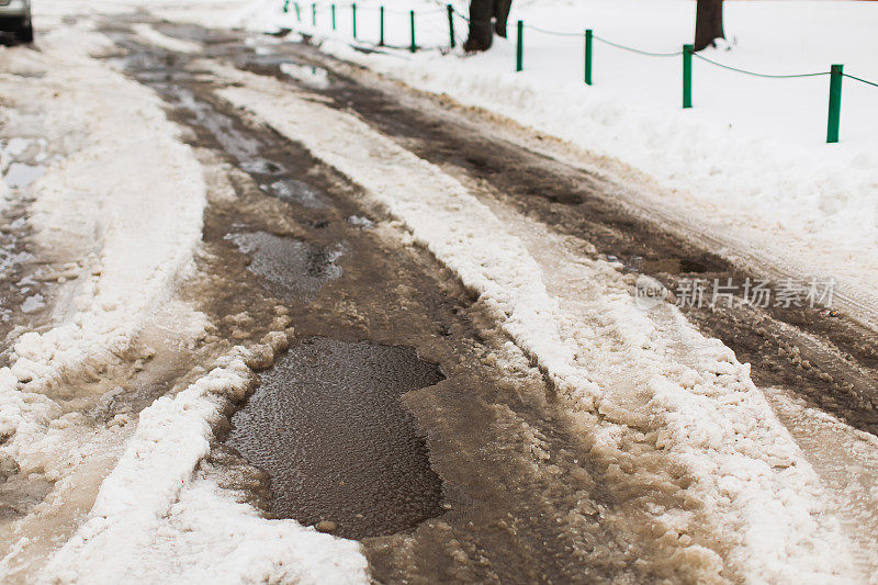 人行道上。融化的雪