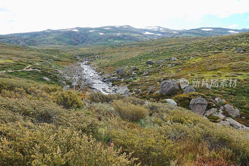溪流在澳大利亚的雪山景观与山涧和花岗岩