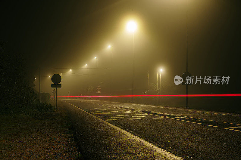 夜晚的道路上有车灯痕迹