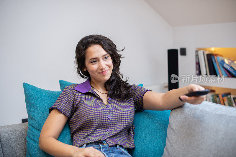 女人在房间里看电视