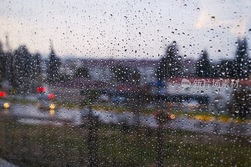 雨滴落在玻璃上