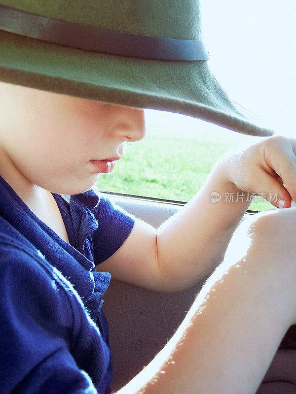 复古的男孩在车的照片，戴着棕色的帽子
