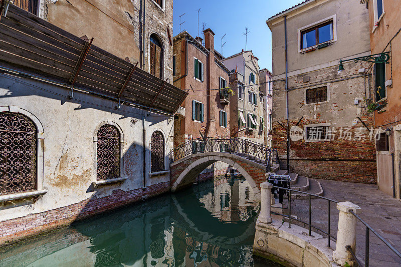 狭窄的威尼斯水道紧紧地缠绕在建筑物之间