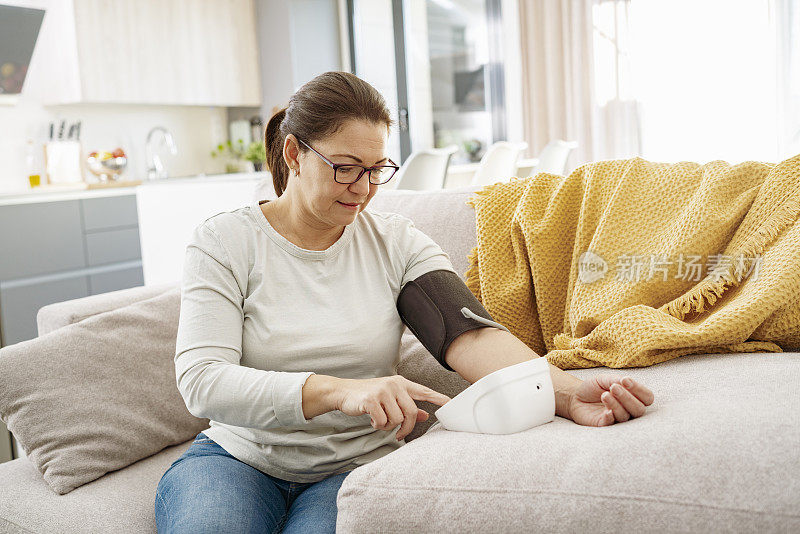 一名西班牙妇女在家测量血压
