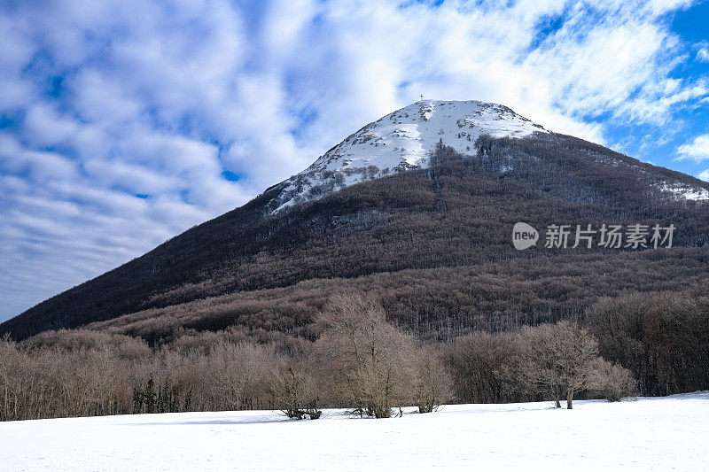 冬天的圣维奇诺山，蓝天白云