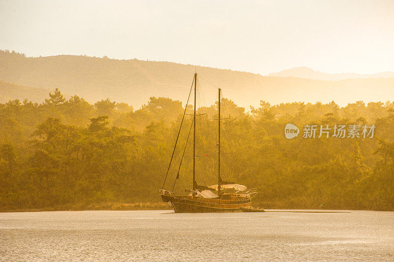 下雨天停泊游艇