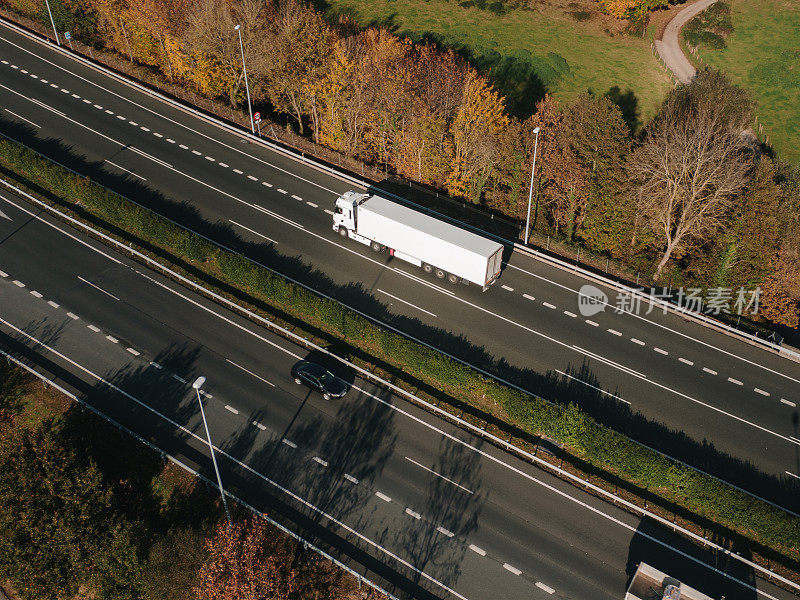 公路上面有卡车