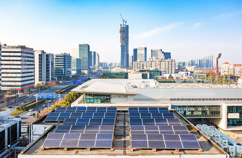 市中心建筑屋顶和城市天际线上的太阳能电池板