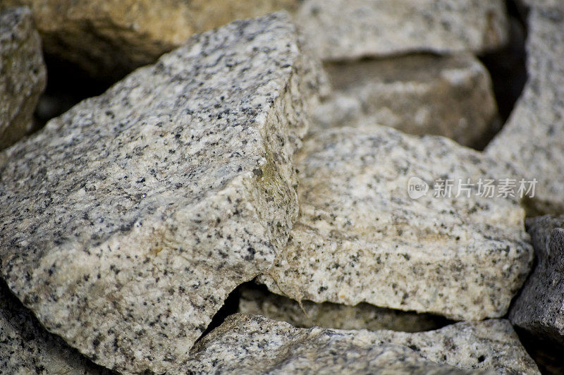 松动的花岗岩散落在街道上。