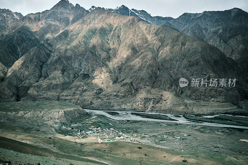 山谷中有废弃的小镇(鬼城)，在天山山脉中。从山顶俯瞰全景