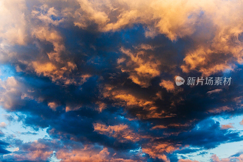 日落天空背景。雨的云。夏天的夜晚。