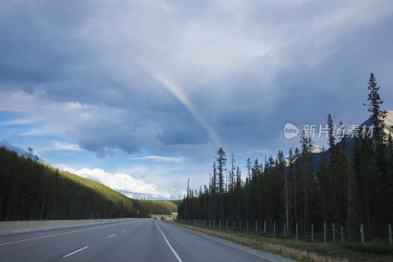 加拿大阿尔伯塔省班夫国家公园落基山脉加拿大横越公路上的彩虹