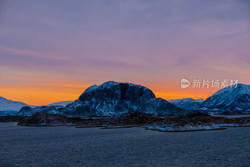 美丽的日出在挪威山脉