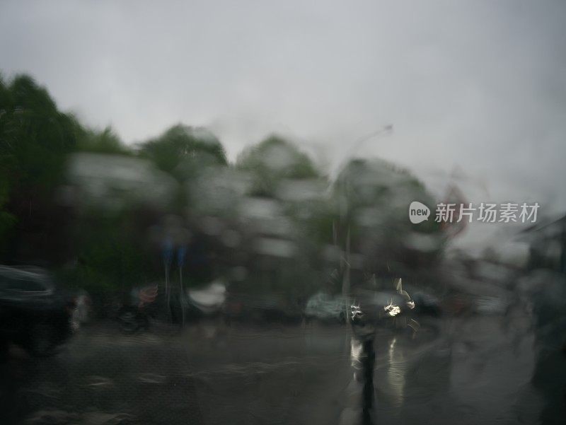 雨滴落在汽车上