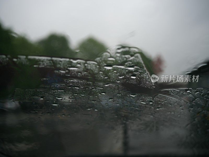 雨滴落在汽车上